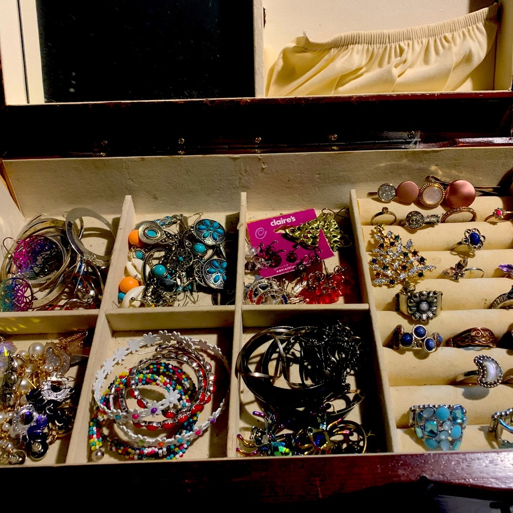 Jewelrybox with jewelry included !